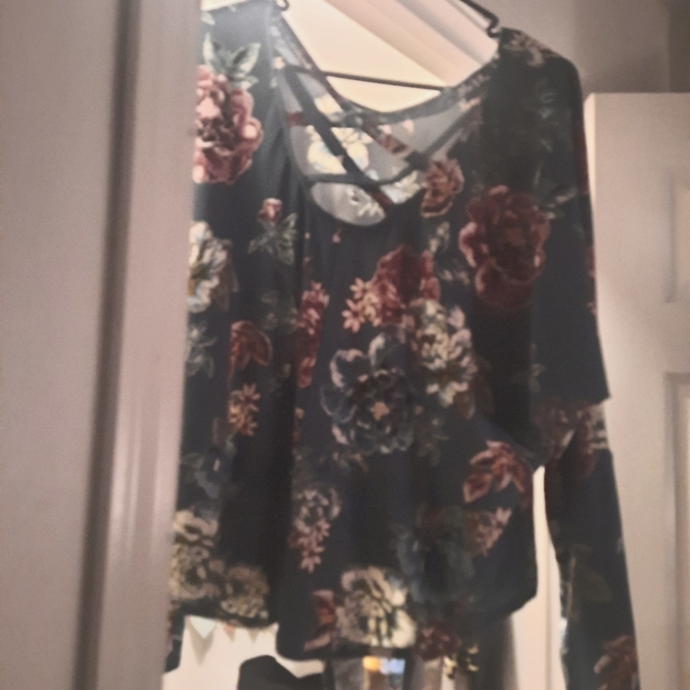 Dress shirt has an open back and can tye in the front this is BRAND NEW W/O tag